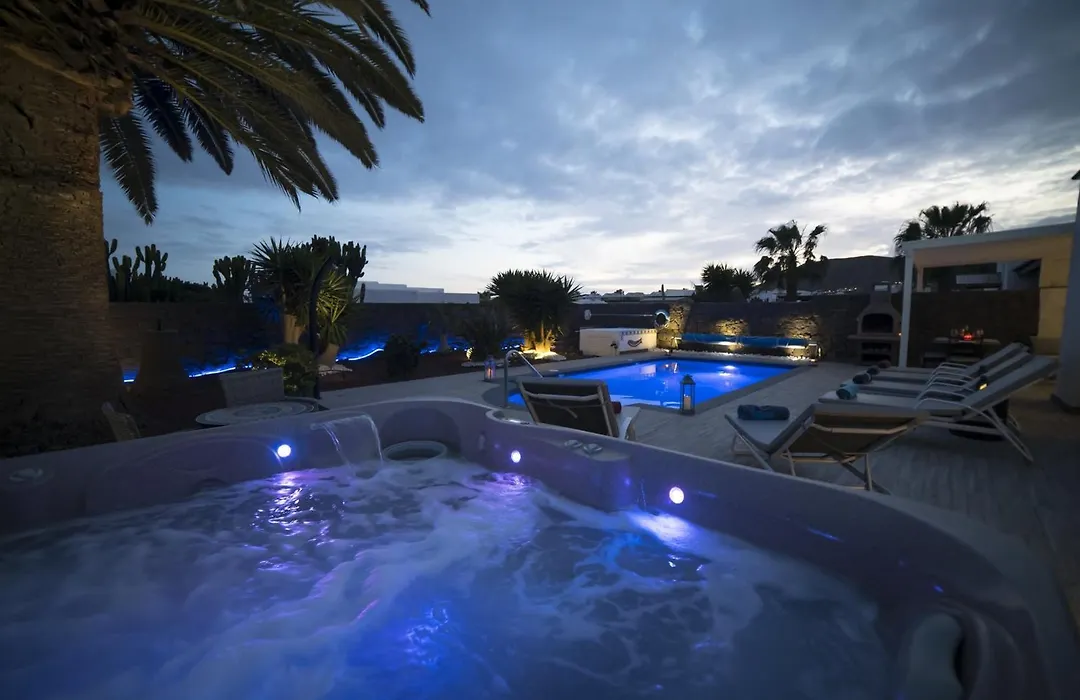 Extraordinary 3 Bedrooms Naraku Spacious Sun Terrace Outdoor Pool, Hot Tub And Bbq Playa Blanca (Lanzarote)